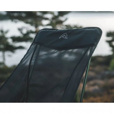 Høy ryggstøtte. Meshpaneler gir god komfort og pusteevne.