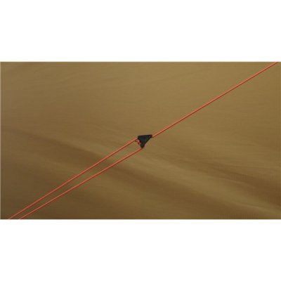 Tältlinorna är enkla att spänna.