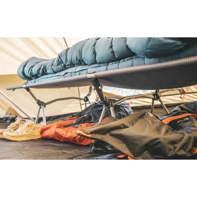 Høyden på feltsengen gjør at det er plass til å oppbevare vesker under den.