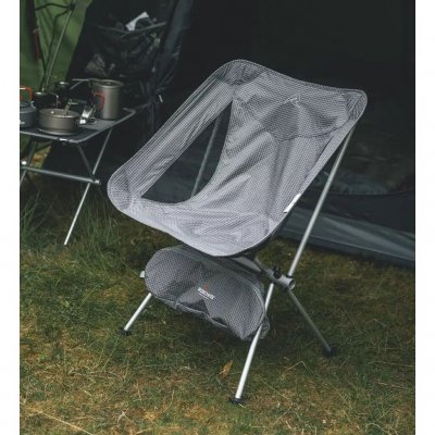 Lett stol med høyere sittehøyde, for camping og friluftsliv.