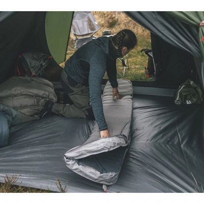 Et tykt og langt liggeunderlag fra Robens som, til tross for størrelsen, har kompakt pakkestørrelse og lav vekt.