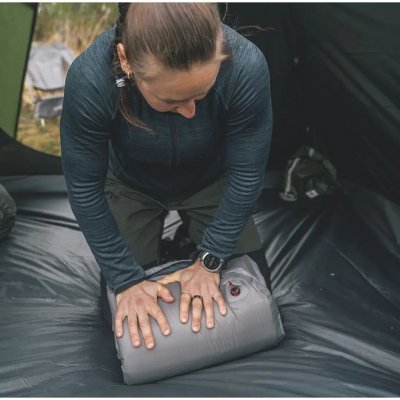Pålitelig 6 cm tykt liggeunderlag med liten pakkestørrelse og slitesterkt materiale.