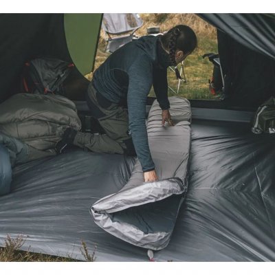 Til tross for størrelsen har liggeunderlaget liten pakkestørrelse og lav vekt. Bærepose medfølger.