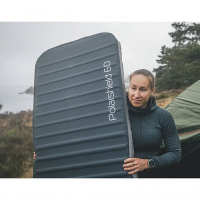 Liggeunderlag fra Robens med små vertikale utskjæringer på sidene som reduserer vekten og gir jevn isolasjon.