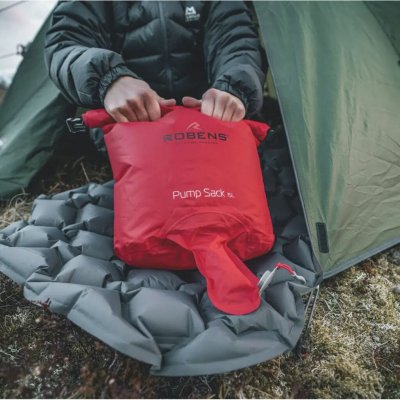 15 liters drybag som raskt og enkelt blåser opp et oppblåsbart liggeunderlag uten å tilføre fukt.