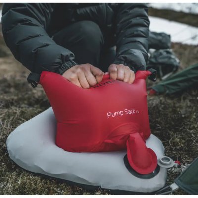 Robens pumpesekk 25L har et ekstra langt munnstykke som gjør den enkel å bruke.