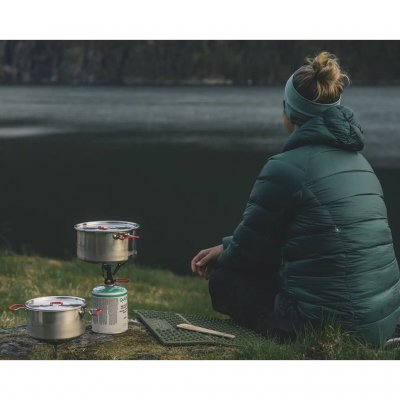 Et praktisk og høykvalitets sett fra Robens for matlaging på campingkjøkkenet.