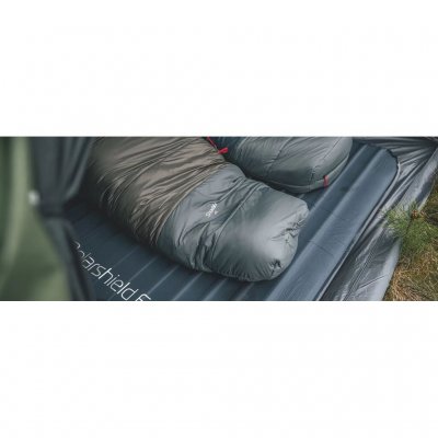 Soveposens fotende har haifinne-konstruksjon (formet etter føttene).