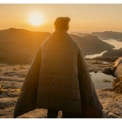 Et teppe som er perfekt både som ekstra varme om kvelden, mot morgenkulden eller til å legge over soveposen på kaldere netter.