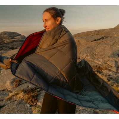 Vindtett og vannavvisende teppe med en myk og behagelig overflate.