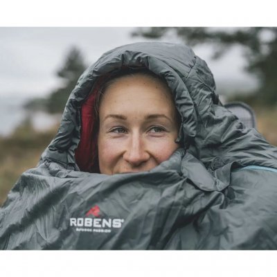 Hetten på soveposen gir bedre beskyttelse rundt hals og nakke og minimerer varmetap gjennom åpningen av soveposen.