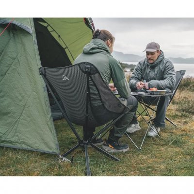 Pakkvennlig campingstol med teleskopisk design, svingfunksjon og ben som kan justeres til ulike høyder.