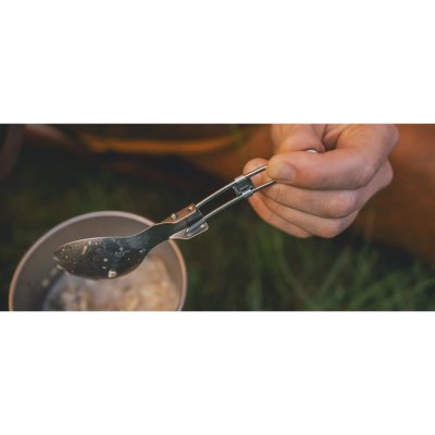 Kombinasjonen av skje og gaffel gjør den sammenleggbare sporken fra Robens perfekt for de fleste måltider ute.