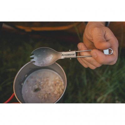 Kombinasjonen av skje og gaffel gjør sporken perfekt til måltider utendørs.