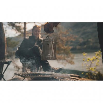 Emaljert kaffekjele som kan brukes både på komfyr og over åpen ild.