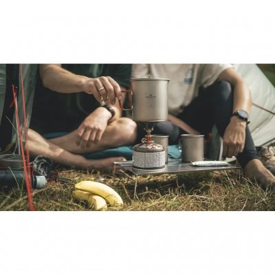 Lite sammenleggbart bord som gir en god og stabil overflate for matlaging utendørs.