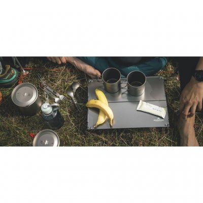 Lite sammenleggbart bord som gir en stabil base for matlaging ute i det fri.