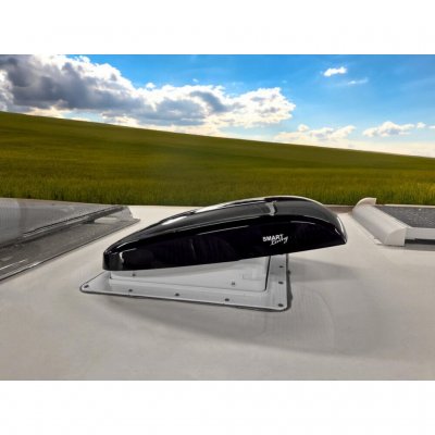 Smart Living Roof Fan monerad på husvagn.
