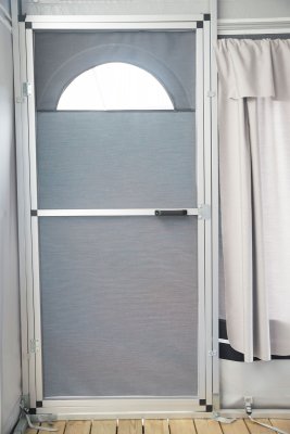 Dörren från insidan av förtältet.