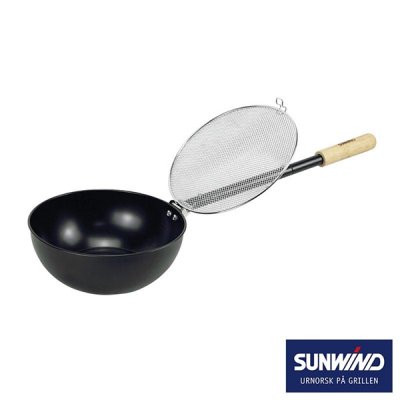 Popcorn panna med justerbart skaft och trähandtag, pergekt för härliga stunder utomhus.