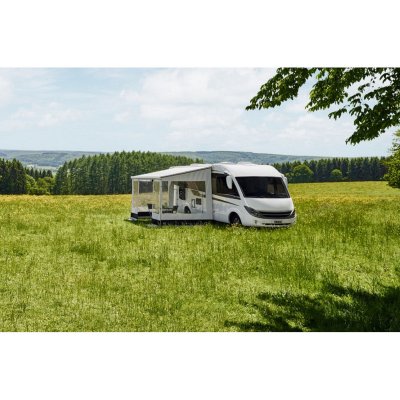 Skapa en skyddad uteplats med markisen och en sida