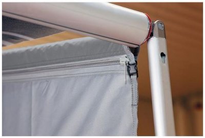 Sidoväggen fäst på påsmarkisens arm.