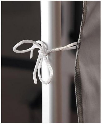 Sidoväggen fästs mot påsmarkisens ben.