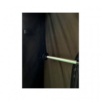 Fäste på sidan av förtältets fönster.